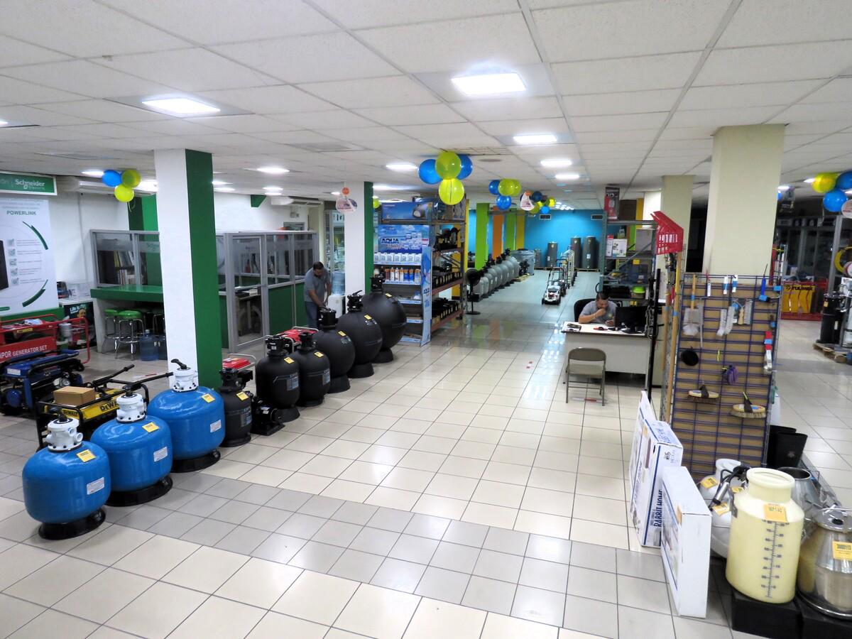 Los clientes recibieron precios increíbles en el marco al 53 Aniversario.