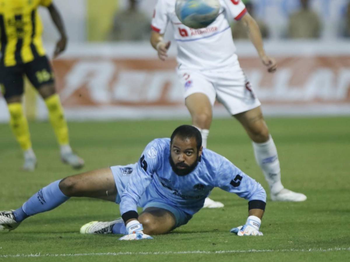 Real España celebra, Olimpia sufre y discusión de compañeros, culpable y desmayo