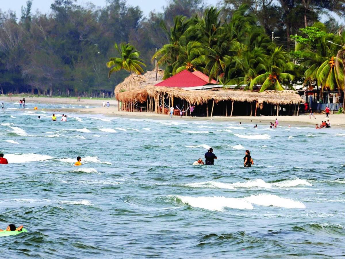 $!Las bellas playas del costero municipio de Tela son la principal atracción turística en el departamento de Atlántida.