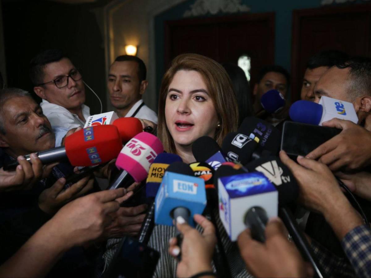 Cobarde: Cossette López arremete contra Marlon Ochoa y respalda juicio político