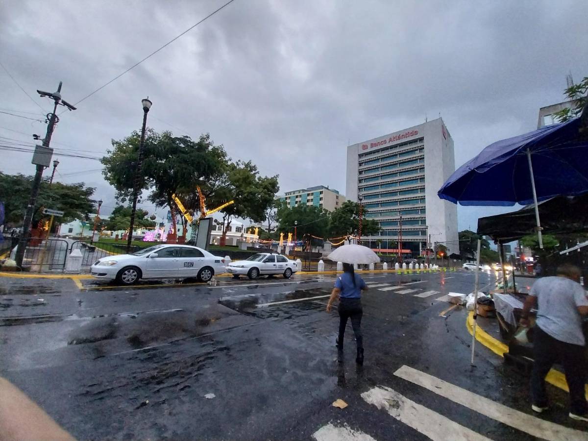 Bajo abundante nubosidad y lluvias amaneció la ciudad de San Pedro Sula (Honduras).