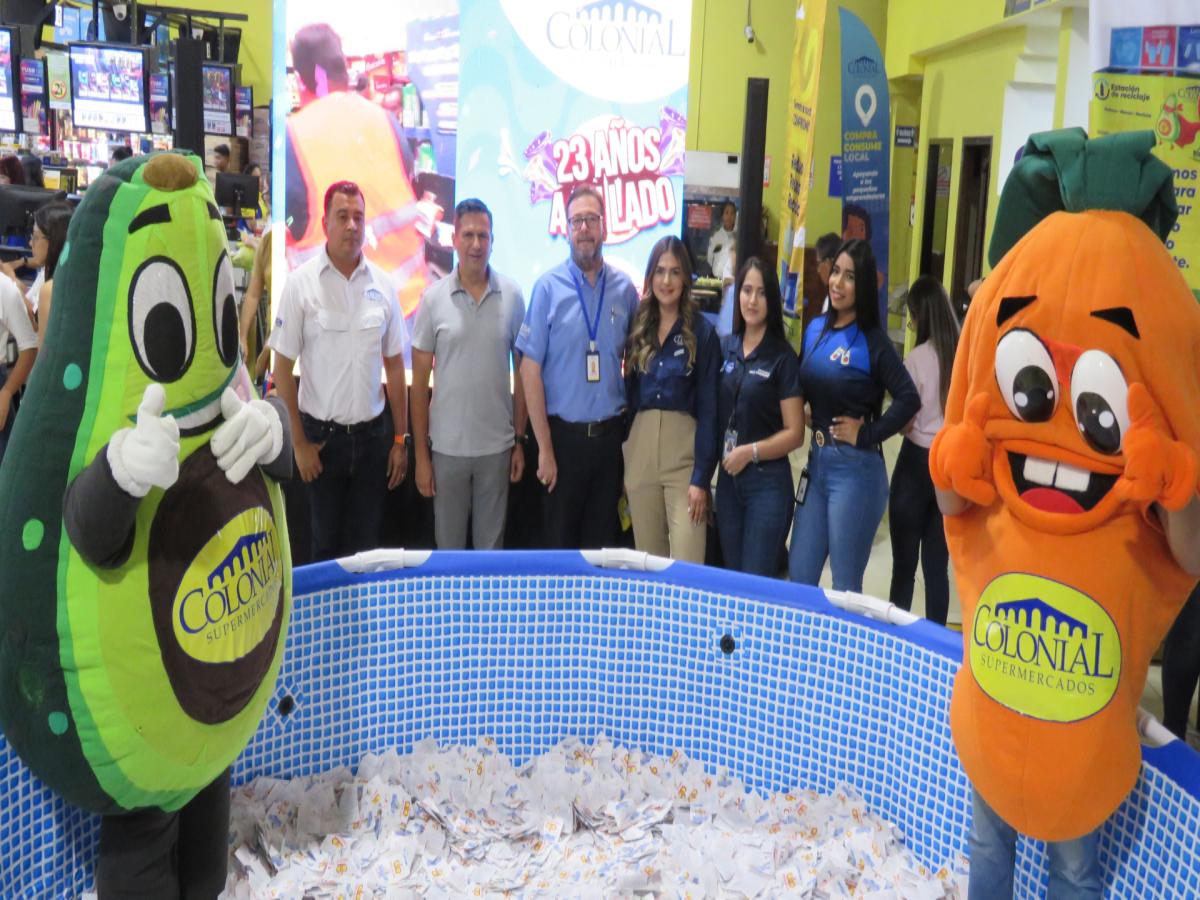 Supermercados Colonial entregó un Nissan Frontier 2025 como premio en la celebración de sus 23 años
