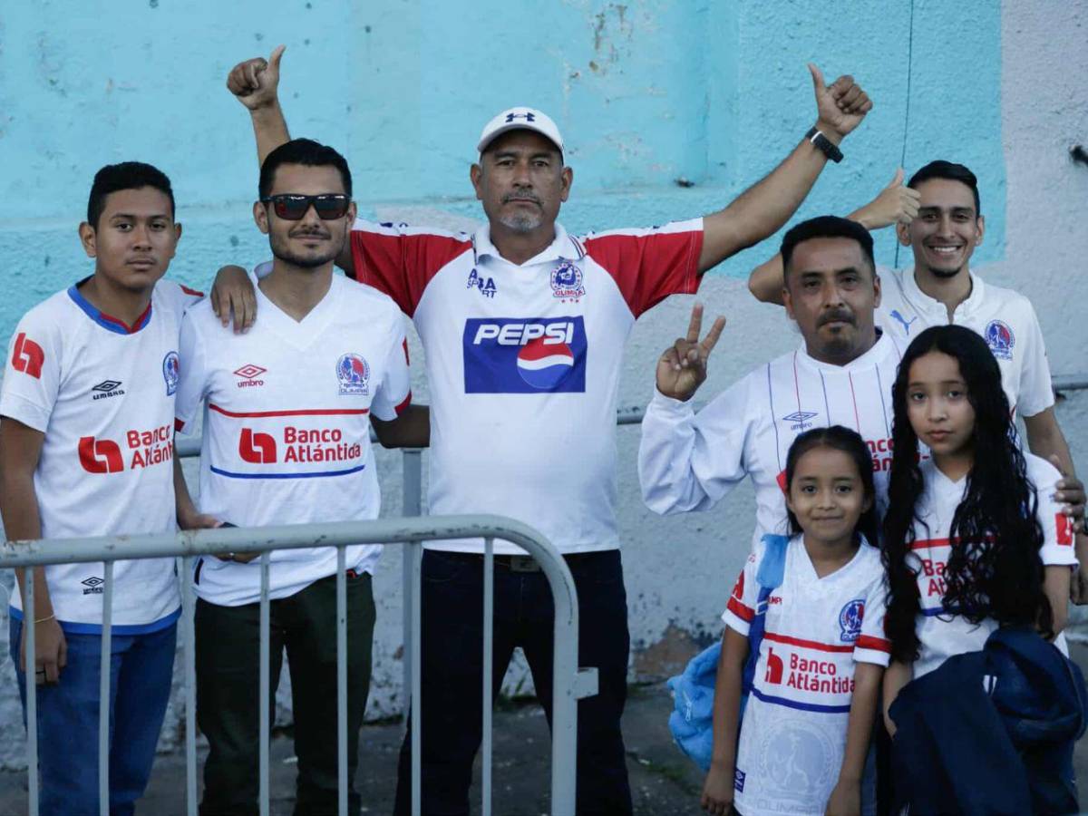 Show de la Ultra Fiel,chicas sensación de Olimpia y llenazo en el Chelato Uclés