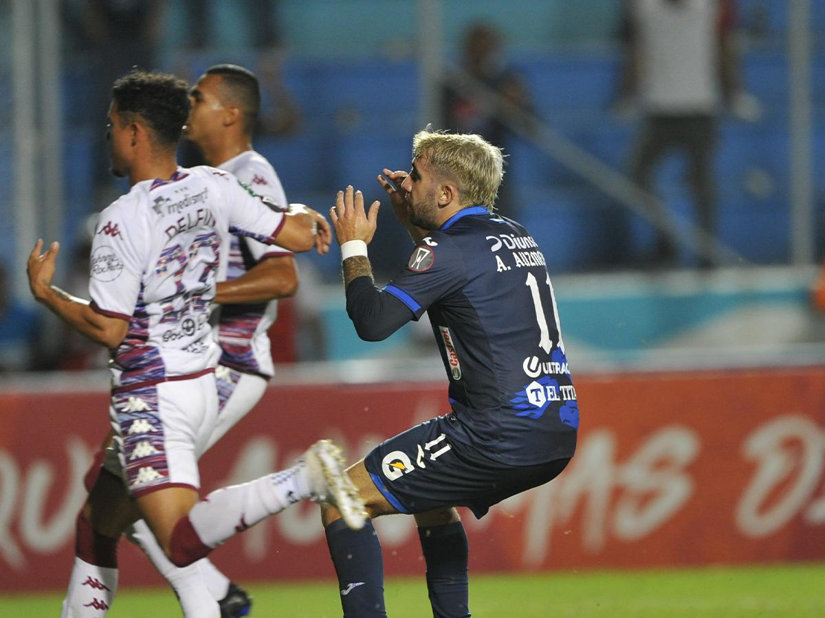 Auzmendi desperdició una clara oportunidad de anotar en el tramo final del Motagua vs Saprissa y el propio argentino no lo podía creer.