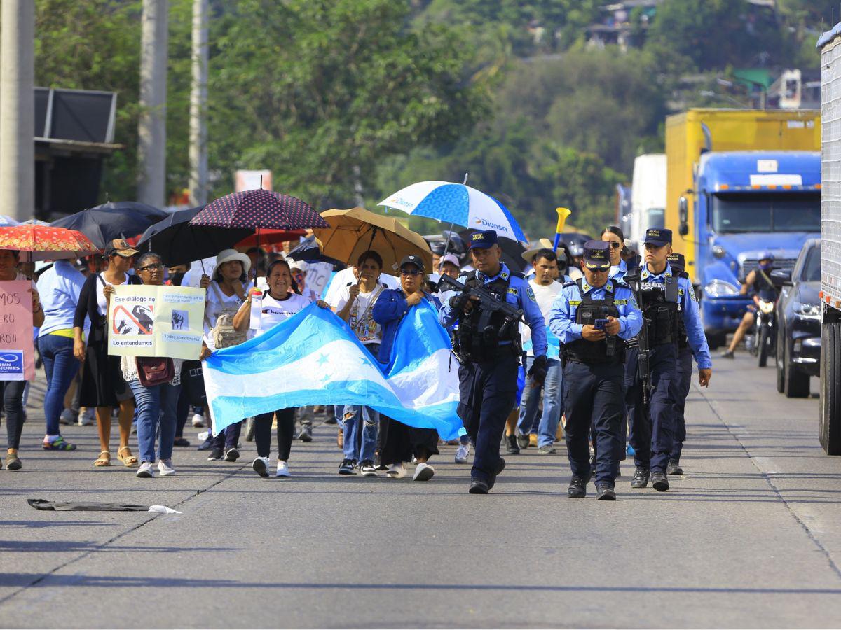 Pancartas, bocinas y gritos: así protestaron los socios de Koriun en Choloma