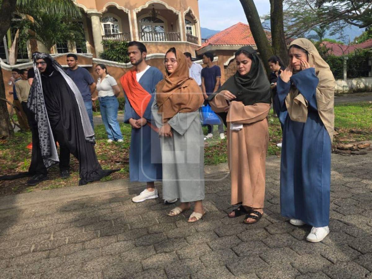 Fieles de parroquia Guadalupe participan en viacrucis