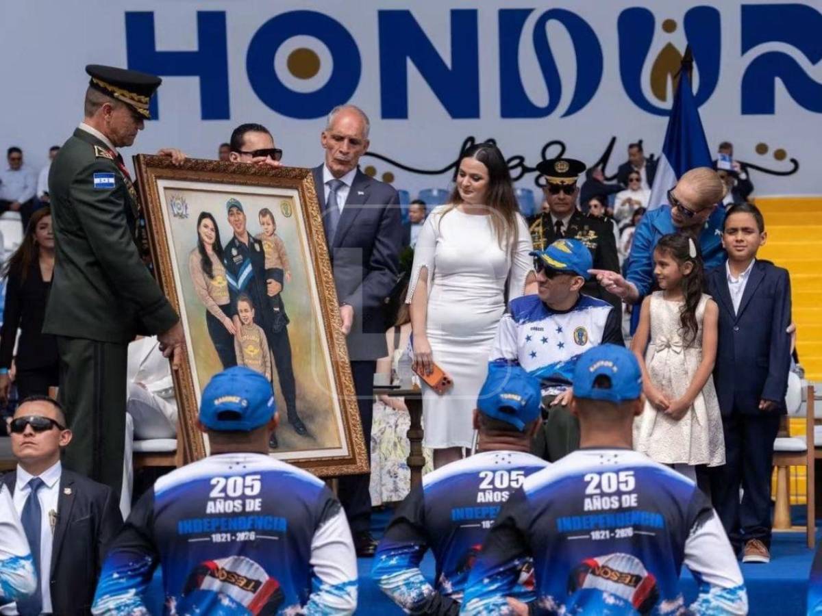Sorpresivo saludo, abuela abnegada y guapa maestra: lo que no se vio de los desfiles en Honduras