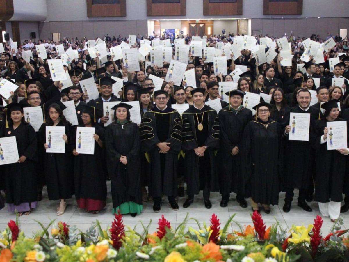 Unah Campus Cortés celebra la graduación de 453 nuevos profesionales
