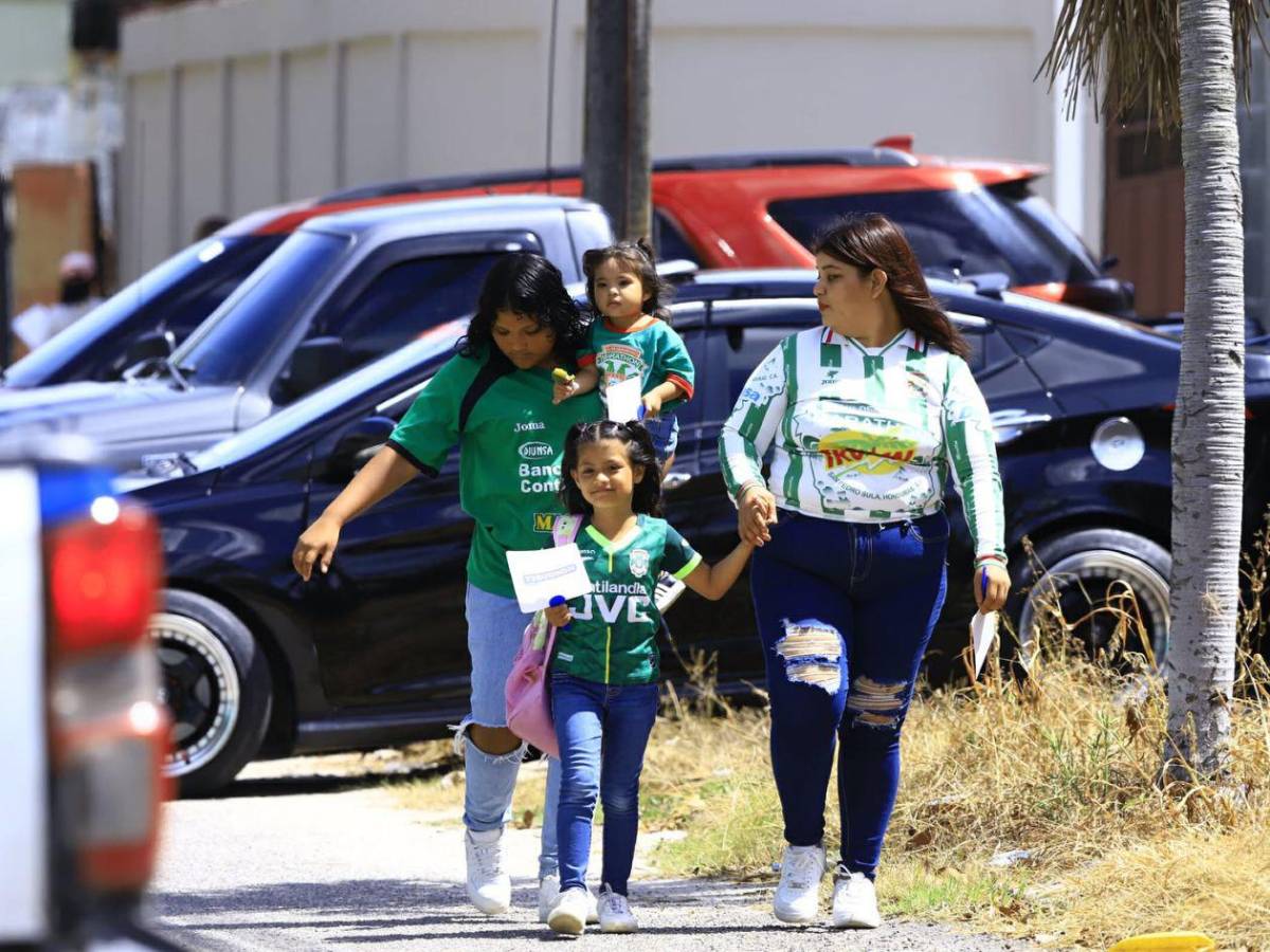 Chicas lindas y ambiente familiar en las gradas del Yankel Rosenthal