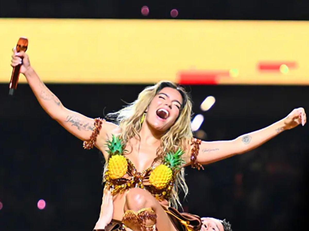 Karol G se emociona al ver bandera de Honduras en Coachella