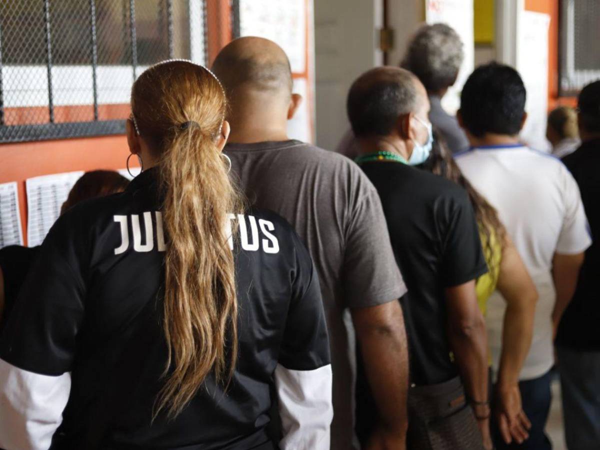 Largas filas en centros de votación en elecciones generales