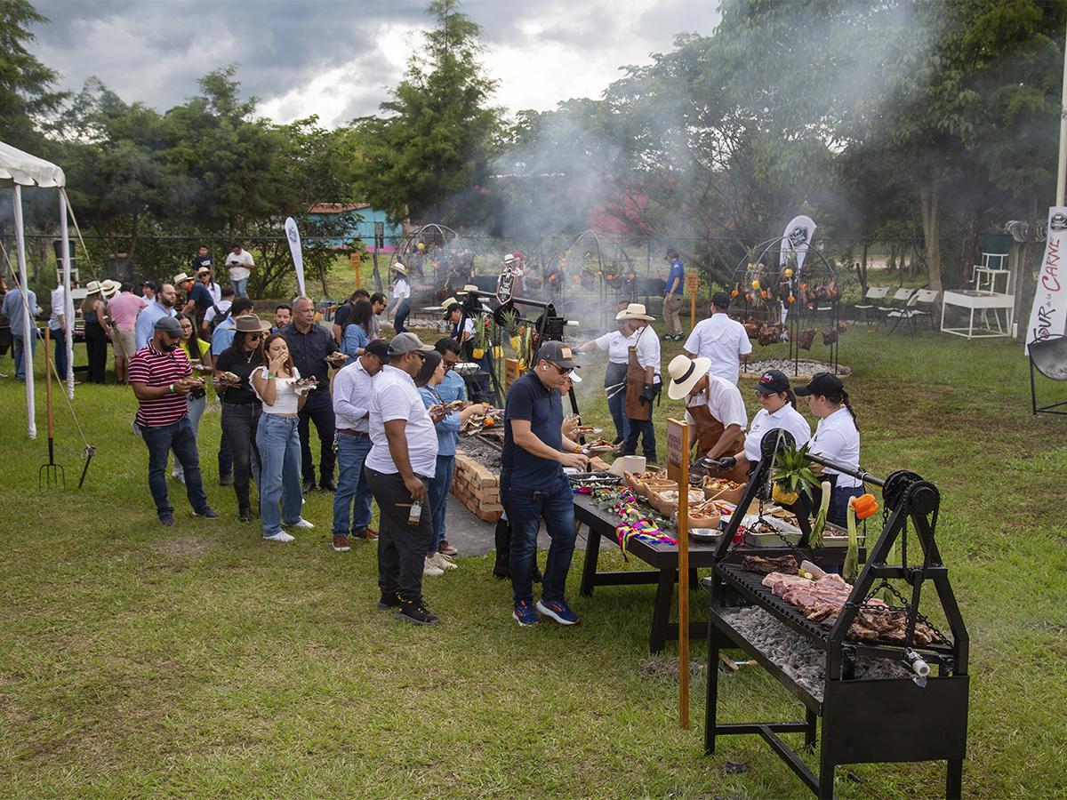 Los asistentes disfrutaron de la variedad de cortes en las diferentes estaciones.