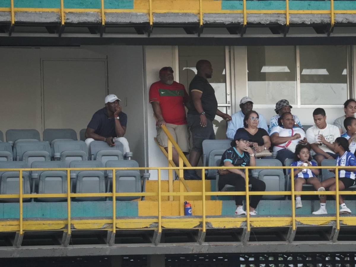 David Suazo y sus familiares estuvieron en el sector de palco observando a Luis Gabriel que forma parte de la Sub-17 de Honduras-.