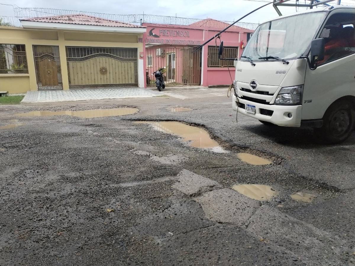Hasta “don Feyo”, del Señor de los Cielos, se tambaleó en los cráteres hacia el muelle de La Ceiba