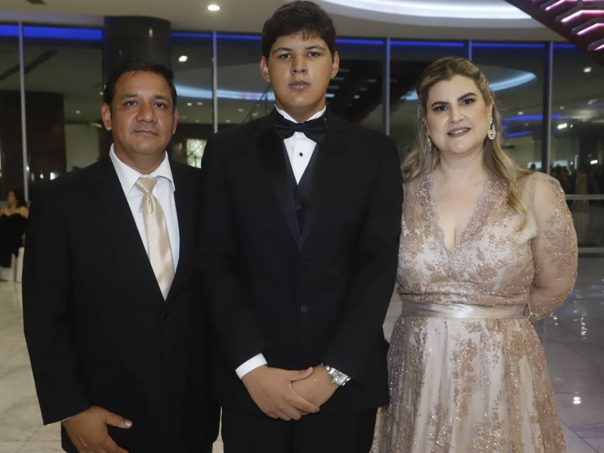 Seniors 2025 de la Santa María del Valle festejan su graduación