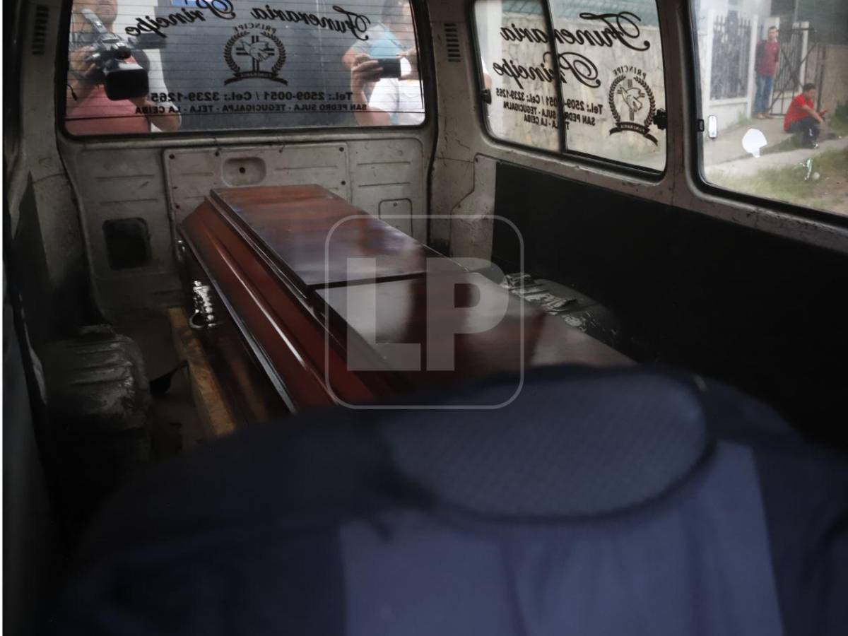 Fotos: el drama en la morgue al retirar cuerpos de víctimas de accidente en Roatán