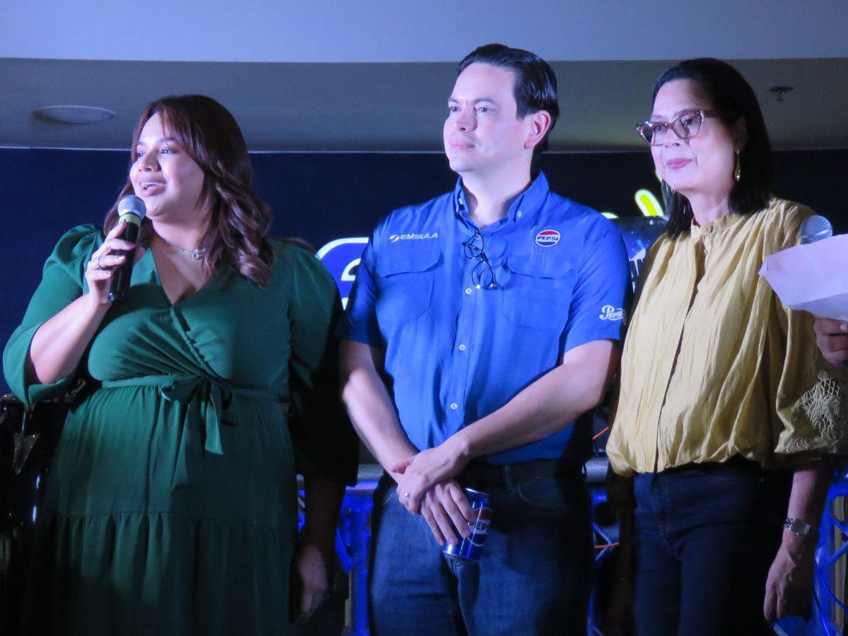 Gabriela González, jefa de mercadeo Galerías del Valle; Iván Aguilar, gerente de marca Pepsi; y Claudia McNab, subgerente general Galerías del Valle.