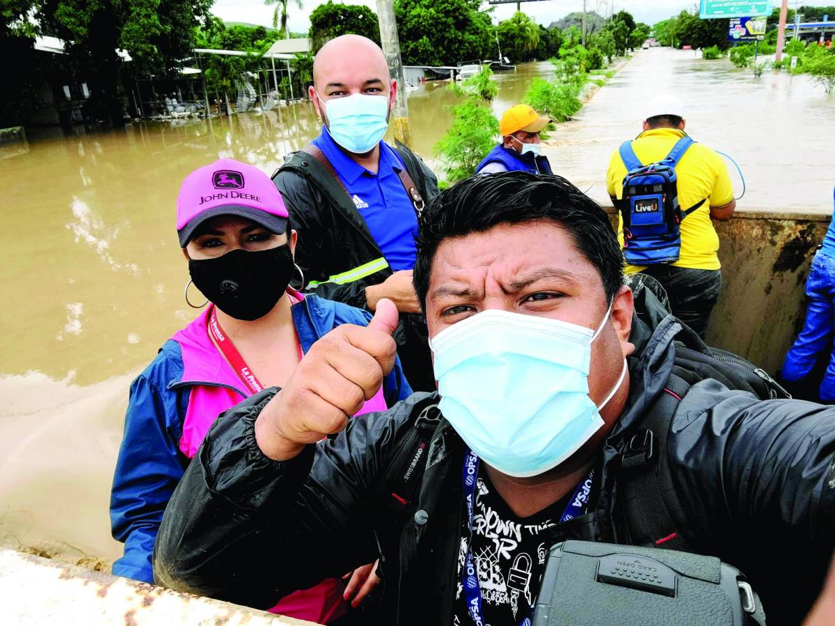 Equipo de diario La Prensa durante las tormentas de 2020.