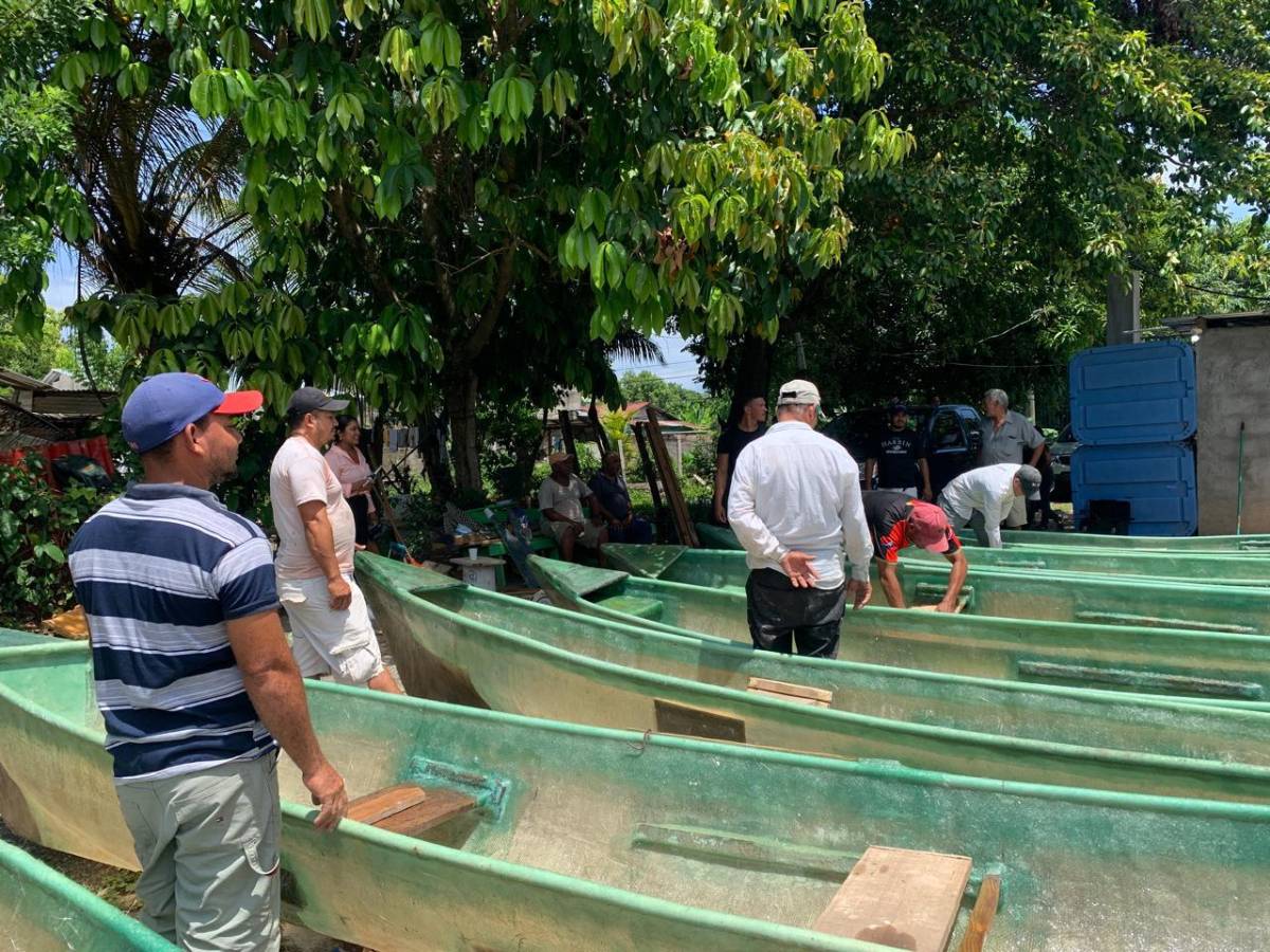 Pescadores hondureños convierten la fibra de vidrio y resina en lanchas