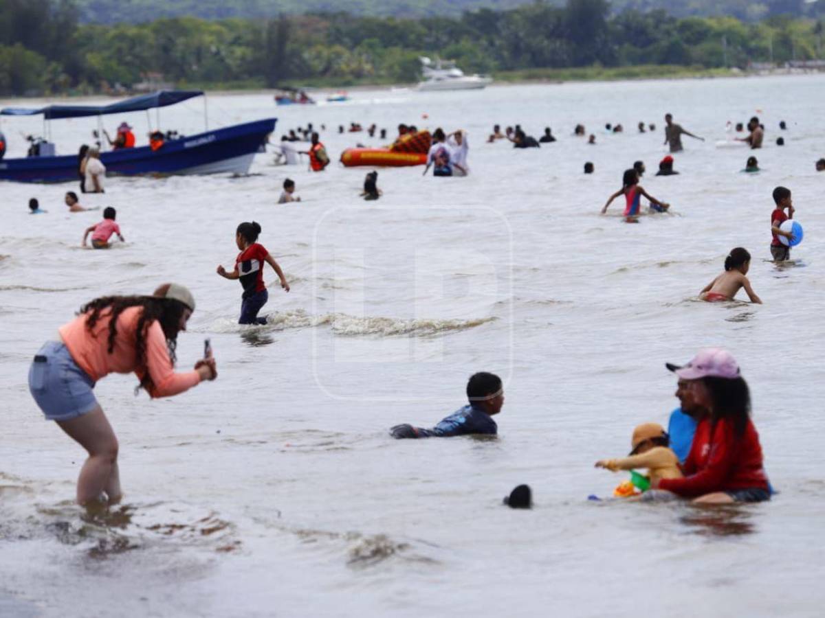 Sol, mar y alegría marcan el ambiente en Puerto Cortés