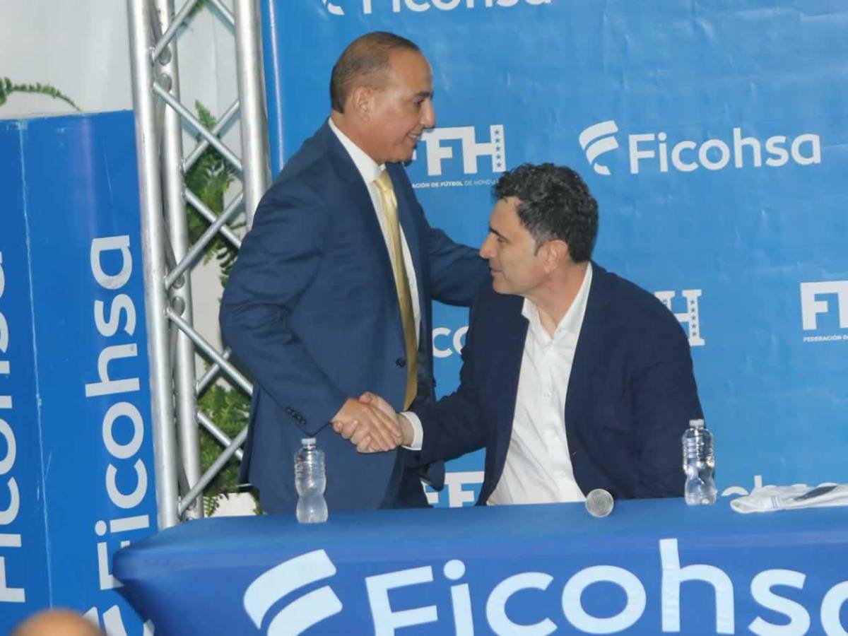 Francisco Molina y el incómodo momento en presentación con Honduras: ¿quién lo acompaña?