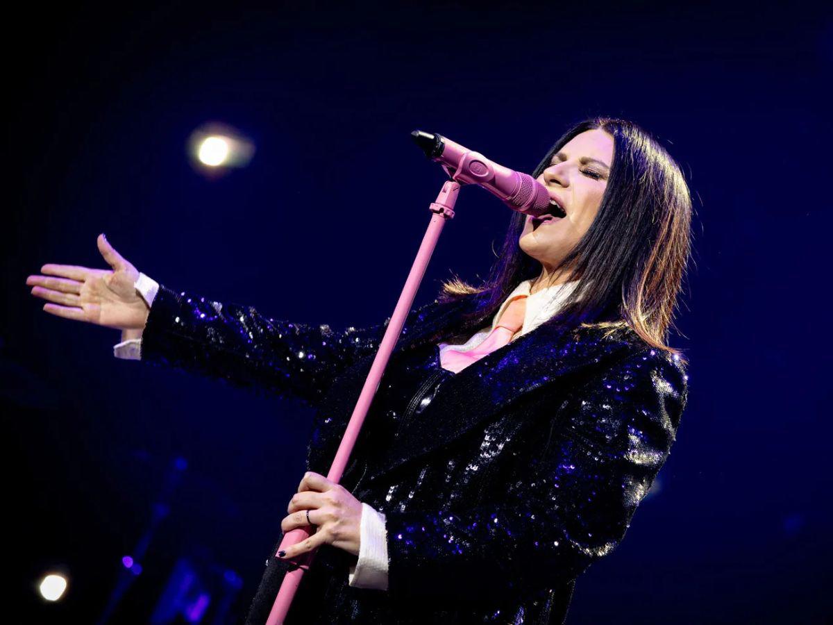 Laura Pausini sufre crisis respiratoria en pleno concierto y preocupa a sus fans