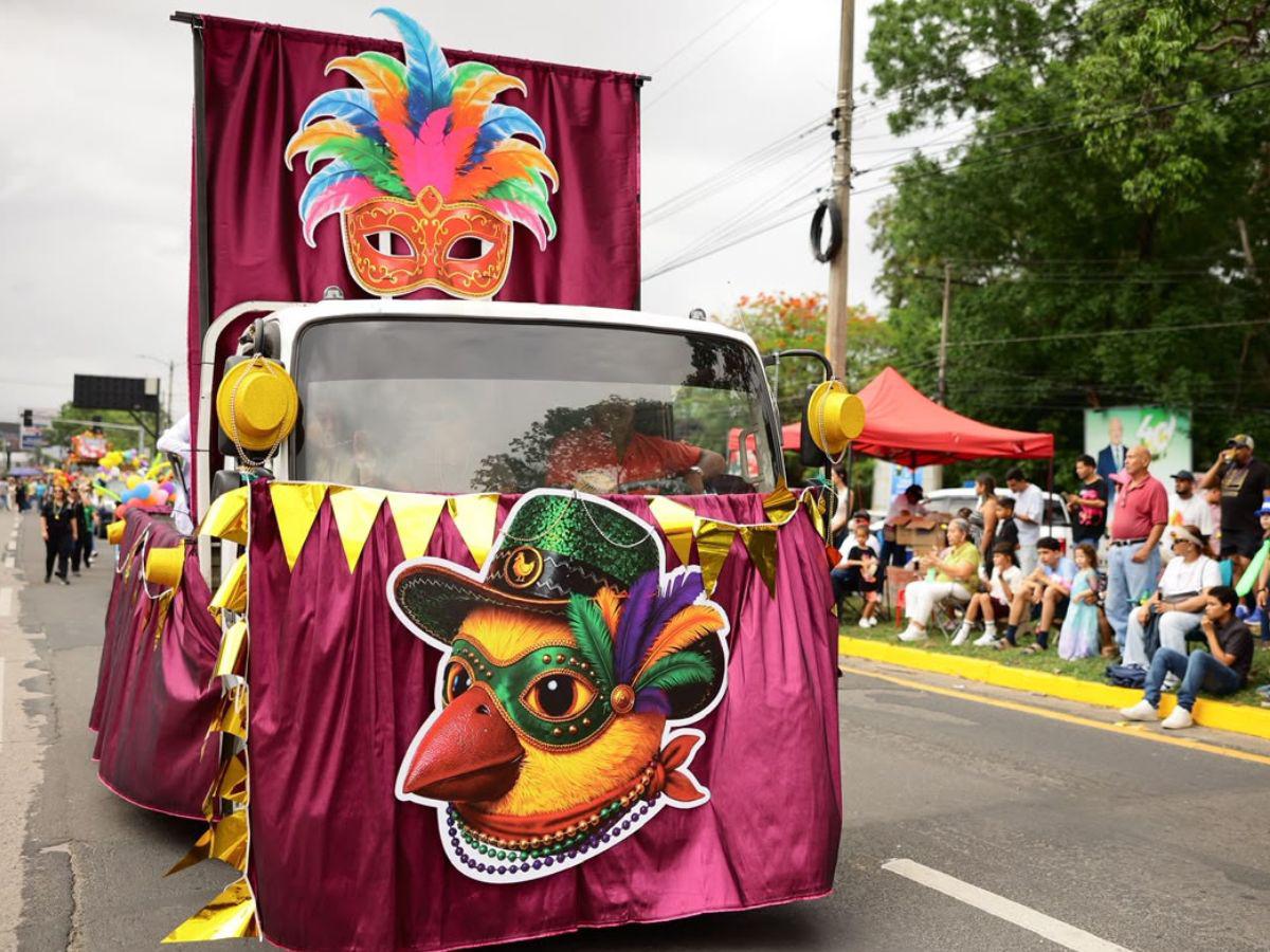 Sampedranos se visten de color y alegría en su desfile de carrozas
