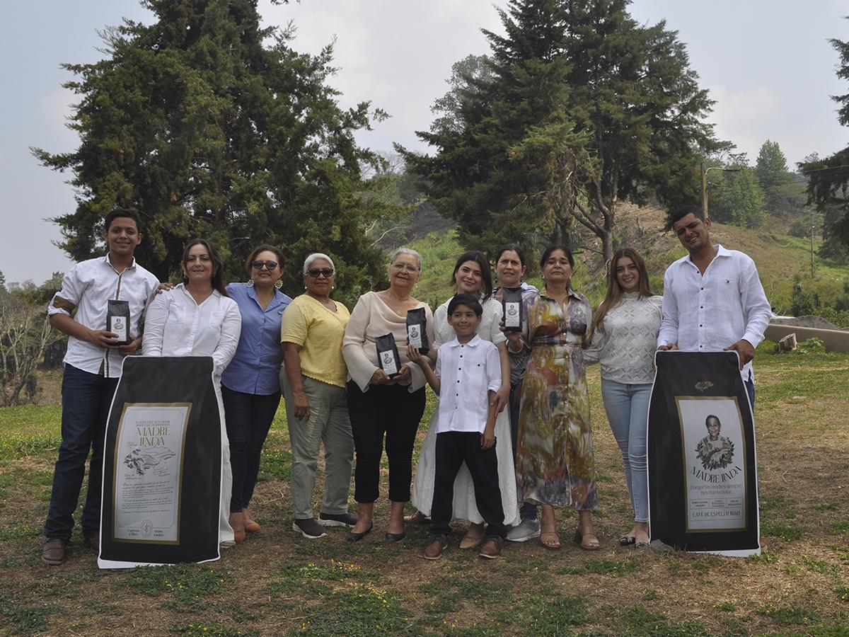La familia Alvarenga se monstró muy emotiva y alegre en el evento de inauguración y lanzamiento de la marca de café Madre Linda.