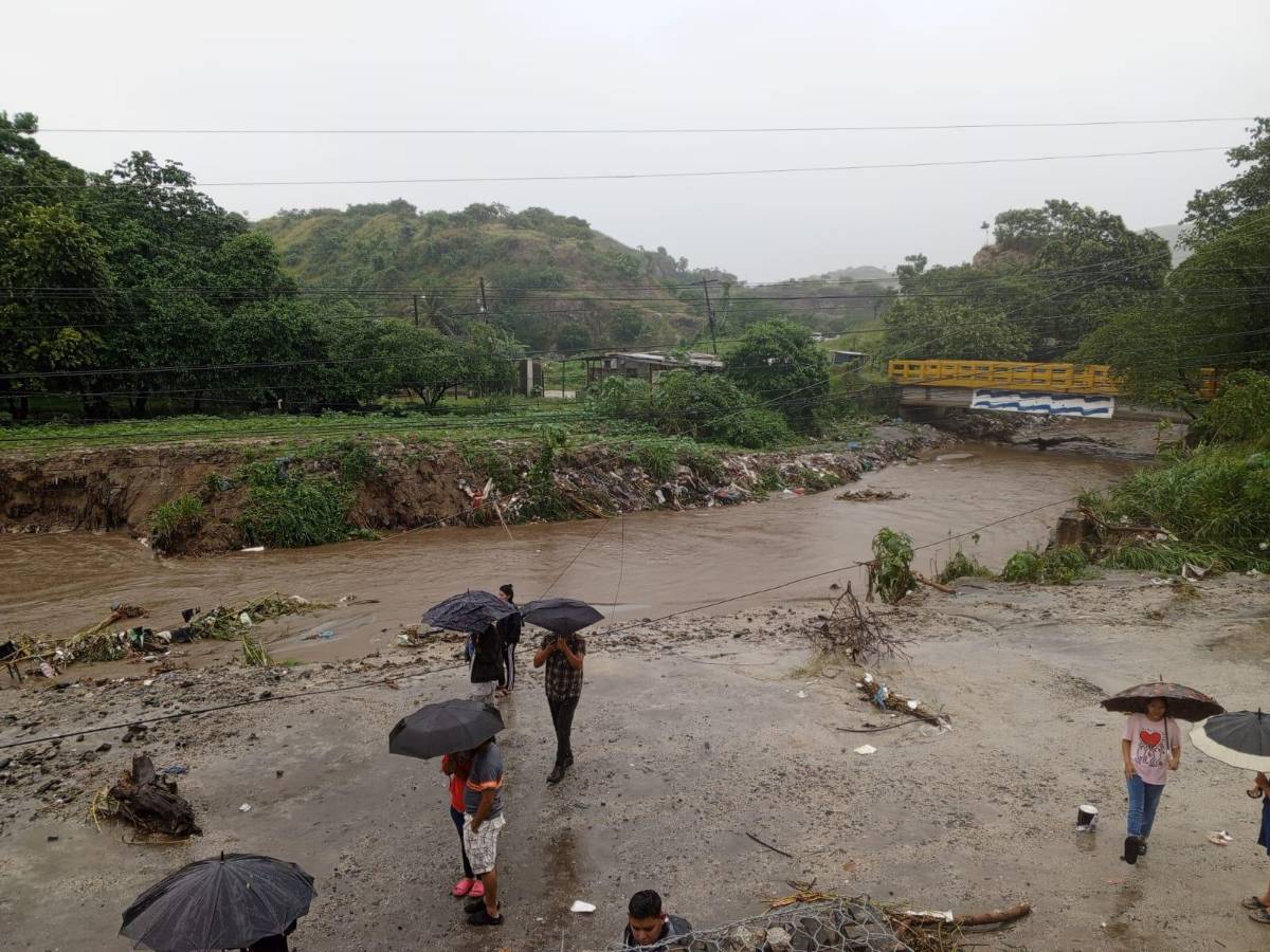 Colonias incomunicadas por crecida del río Bermejo en San Pedro Sula