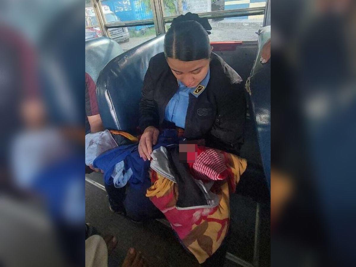 Mujer da a luz en autobús; policía ayuda con el parto