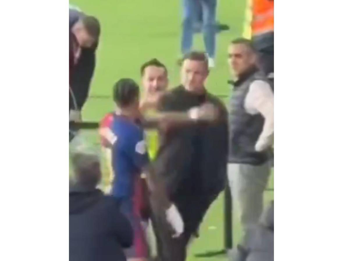 Raphinha pierde el control con el Barca y se lleva a Ter Stegen de encuentro