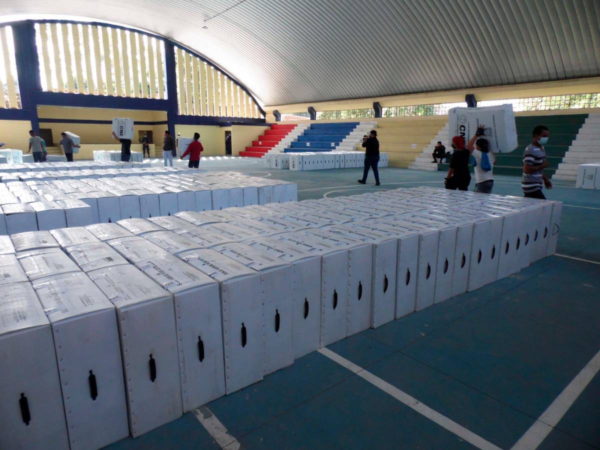 Refuerzan seguridad en La Ceiba ante el arribo del material electoral