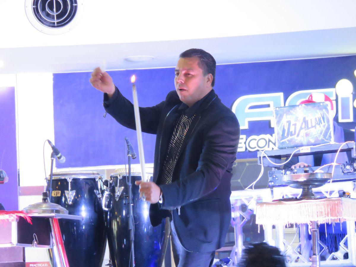 Armando José Zúniga impresionó a todos los presentes con sus alucinantes trucos de magia.