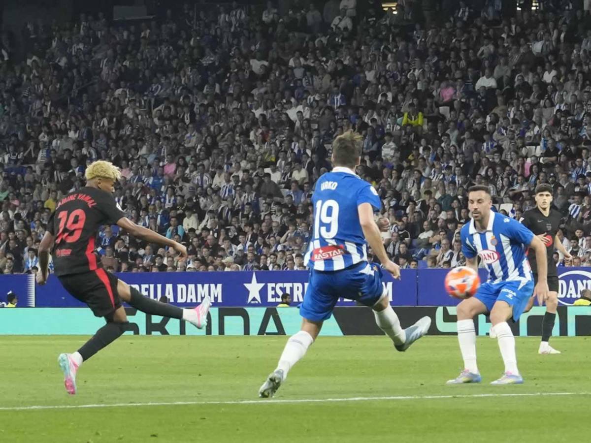 Barcelona campeón festeja, Espanyol encendió aspersores, bronca y la orden de Flick