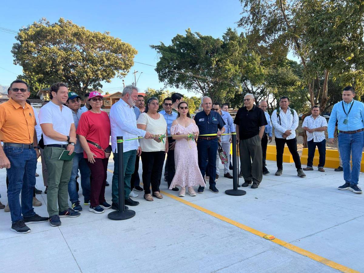 El alcalde Roberto Contreras al habilitar el paso en el vado de la colonia Colombia.