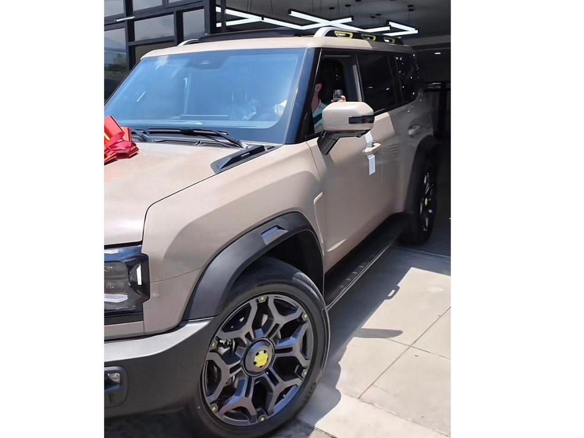 Facundo Caballero presume su nueva camioneta: Gracias a mi sugar