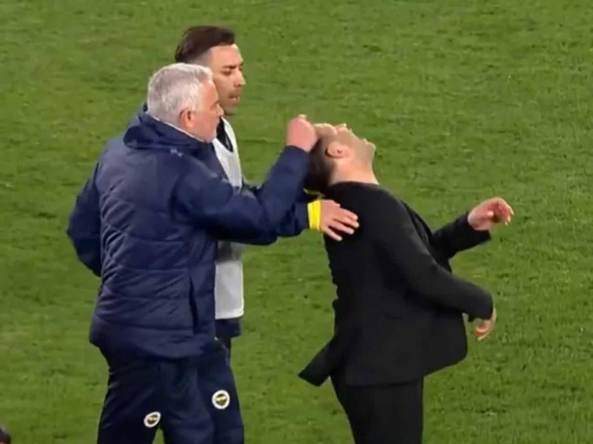 La nueva bajeza de Mourinho: eliminado y agrede al técnico del Galatasaray
