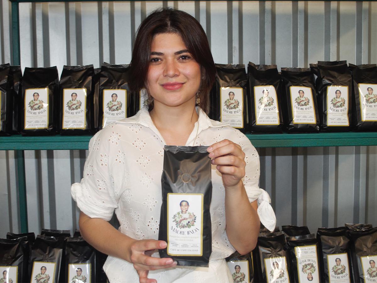 La estrategia de marca de Finca Madre Linda busca hacer visible la labor diaria de las mujeres en la industria cafetalera, destacó Breztny Alvarenga.