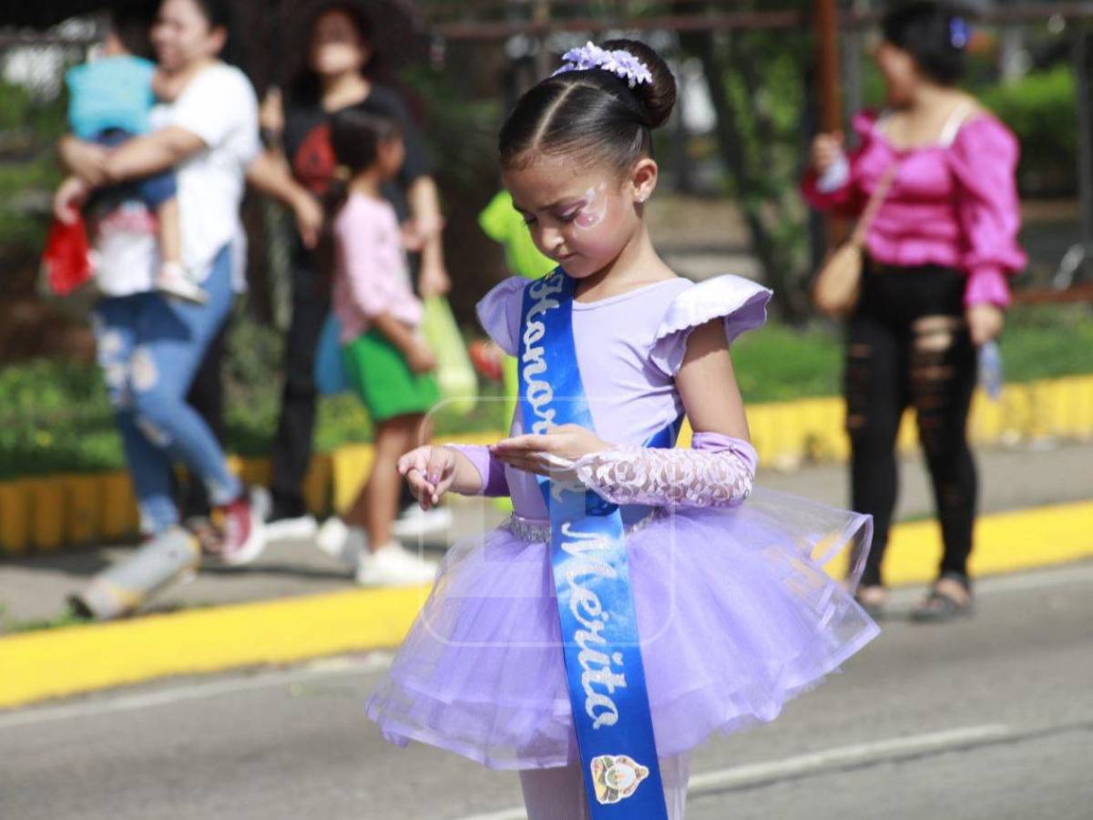 Entre ternura y orgullo patrio, niños se roban las miradas en los desfiles en SPS