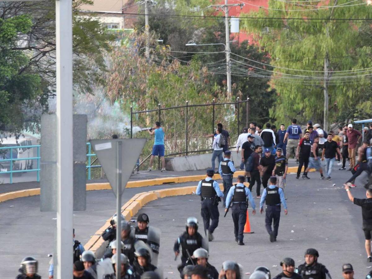 Disturbios: barras de Motagua y Olimpia se enfrentan afuera del Nacional