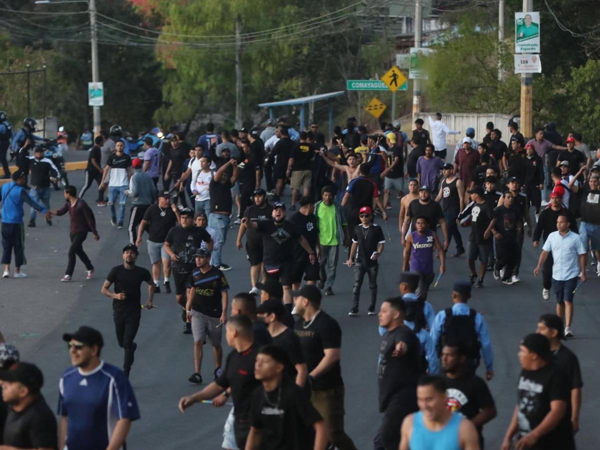 Disturbios: barras de Motagua y Olimpia se enfrentan afuera del Nacional
