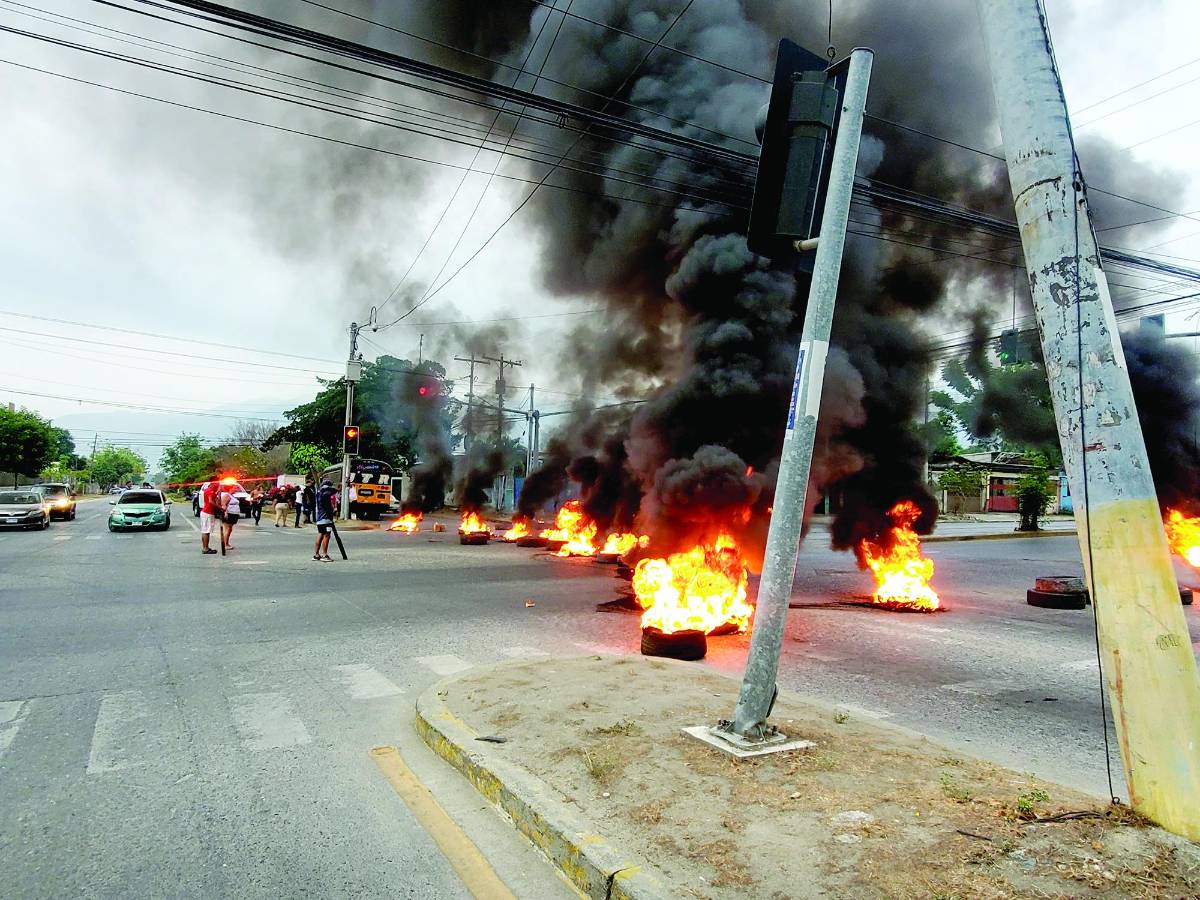 Pobladores en la 27 calle y en el bulevar del este protestaron ayer por los constantes apagones en sus zonas.