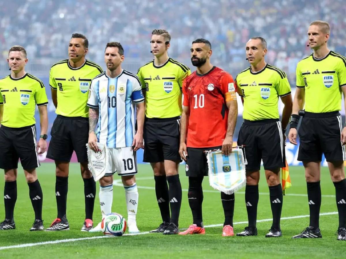 FIFA toma decisión con árbitro del polémico Argentina-Egipto en el Mundial