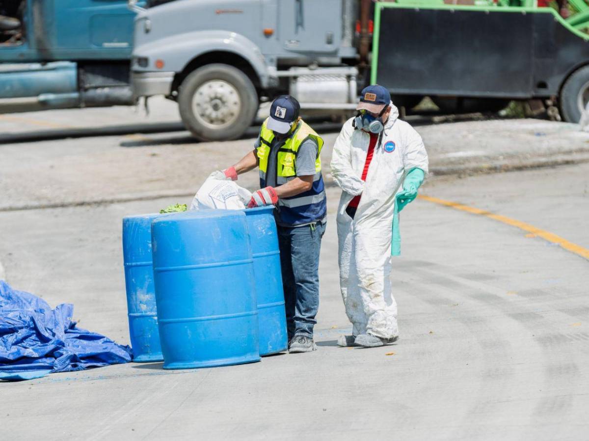 Cianuro en la CA-4: Así se retira  el peligroso químico tras el fatal accidente