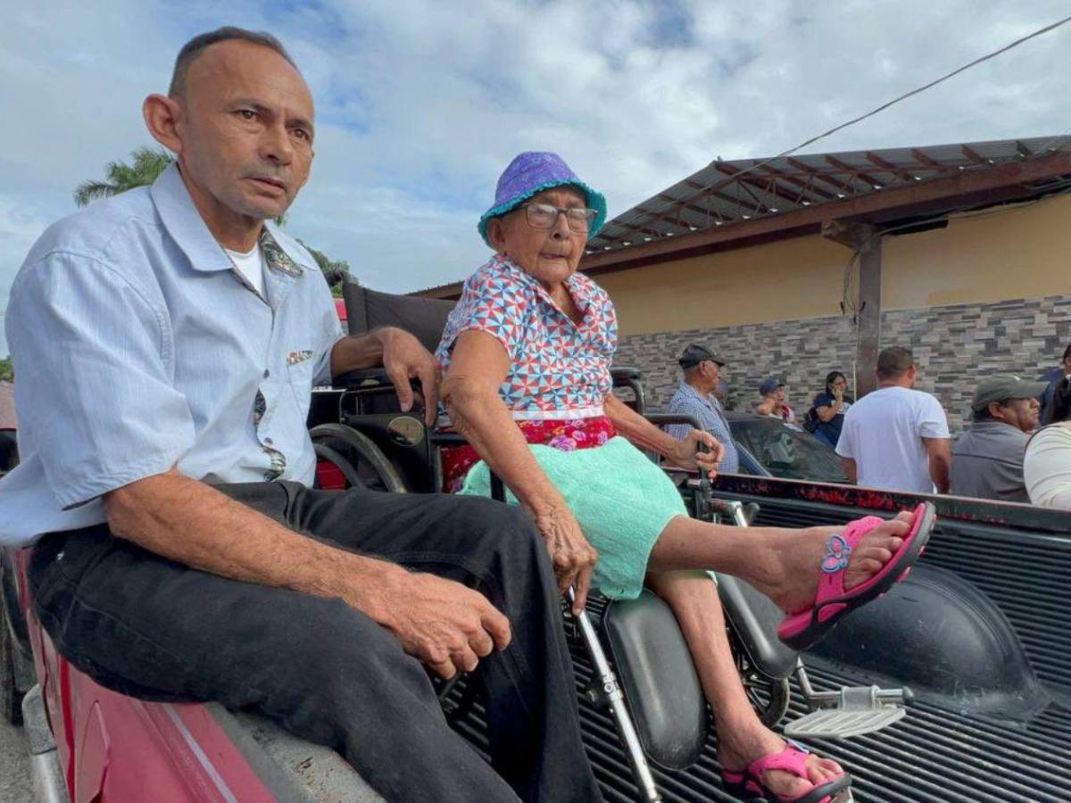 Los adultos mayores votan desde muy temprano en Honduras