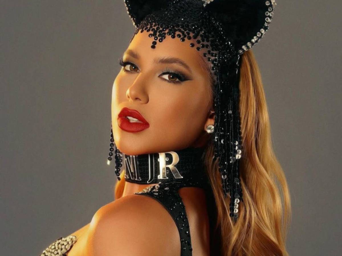 Novia de Vinícius sorprende con vestido picante y collar con su nombre