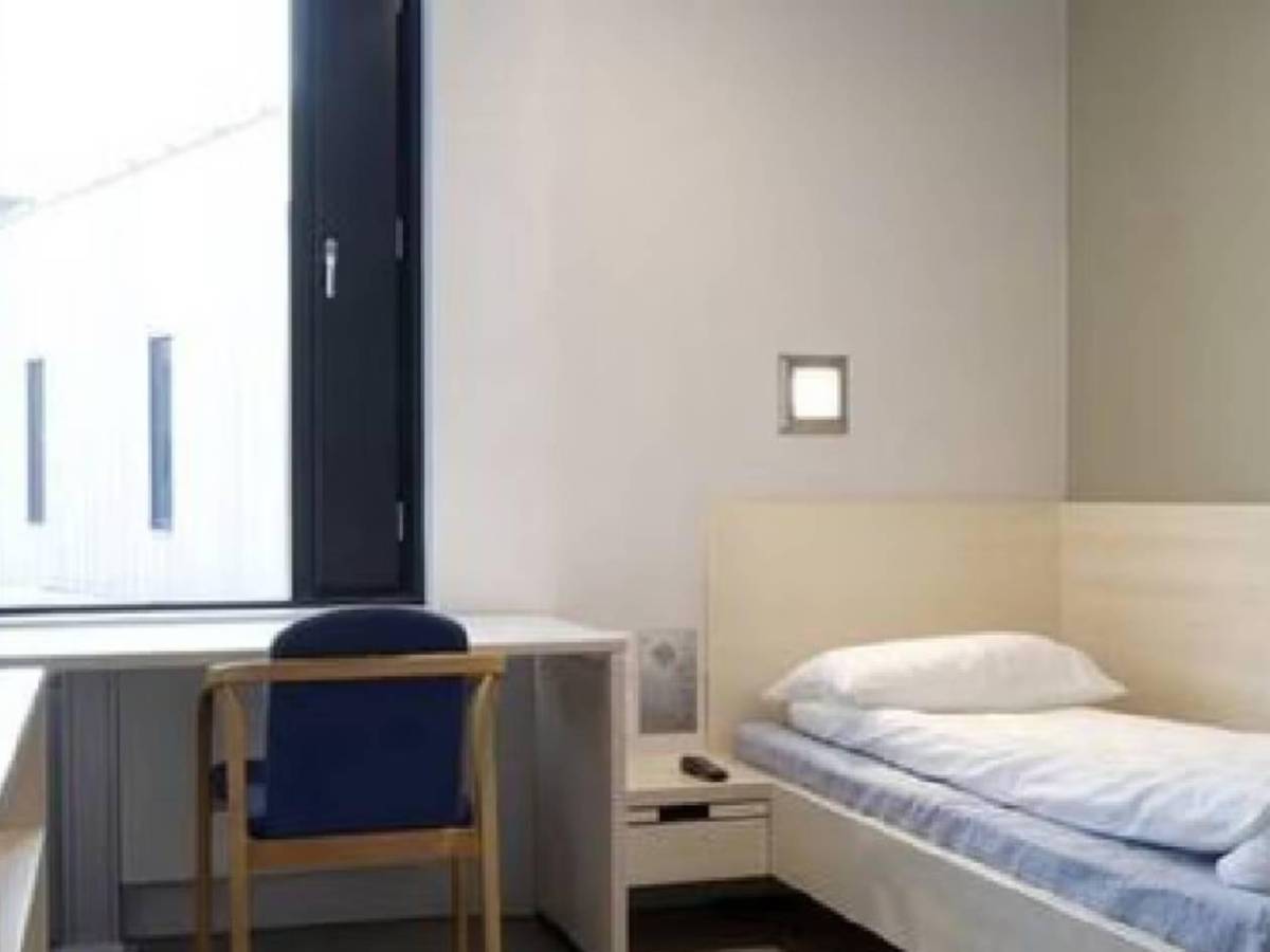 Futbolista mexicano es condenado a la cárcel en Europa: Así es la temible celda