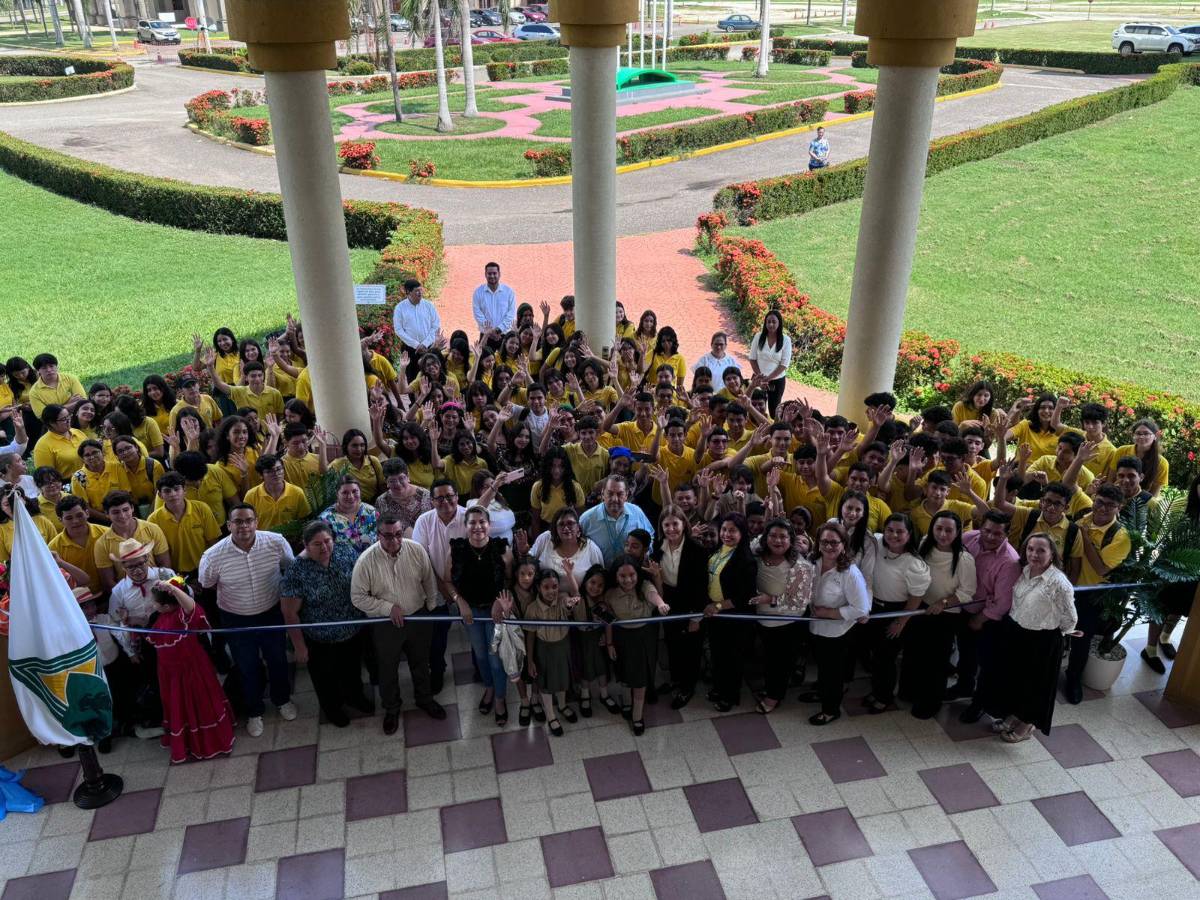 Corte de cinta inaugural de clases en Mhotivo.