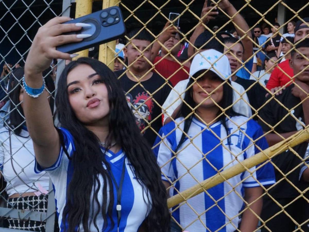 Las bellas chicas que adornan el ambiente en el partido de tiktokers