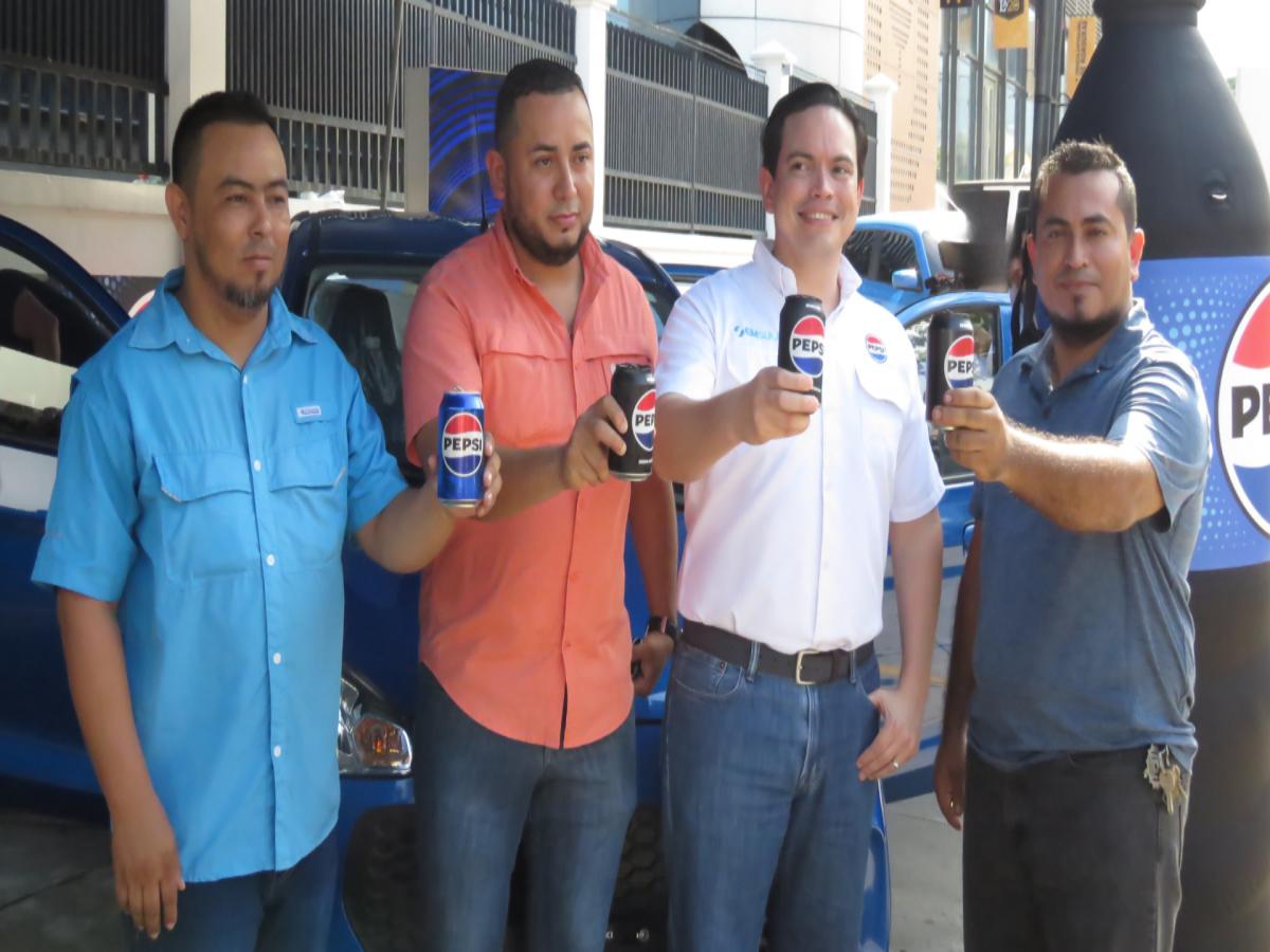 Los ganadores de los premios posan junto a Iván Aguilar, gerente de marca de Pepsi Emsula.